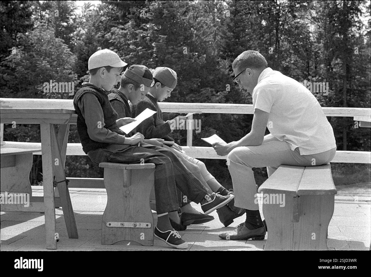 Unter dem Patronat des Schweizerischen Roten Kreuzes findet auch dieses Jahr ein Ferienlager für hämophile Kinder statt, an welchem 16 Kinder teilnehmen. Ein Arzt, zwei Krankenschwestern und eine Physiotherapeutin kümmern sich um sie.#la fête annuelle des enfants hémophiles se déroule sous le patronage de la Croix-Rouge suisse. Cette année, 16 enfants y participent et sont pris en charge par un médecin, deux infirmières et un physiothérapeute.- RDB BY DUKAS Banque D'Images