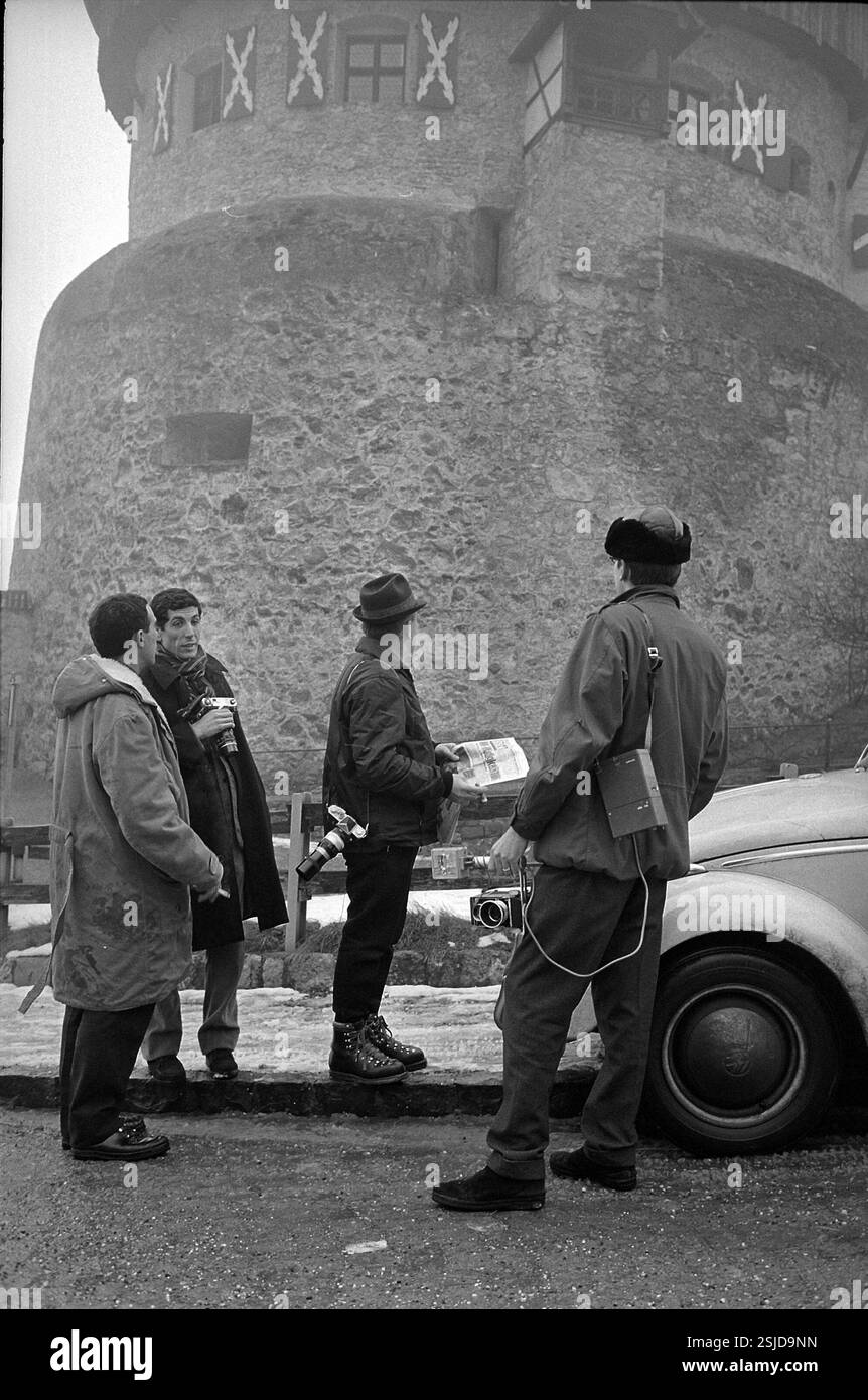 --- Paparazzi jagen englischen Adel, Vaduz 1965#Paparazzi poursuivant la famille royale anglaise, Vaduz, 1965- RDB PAR DUKAS Banque D'Images