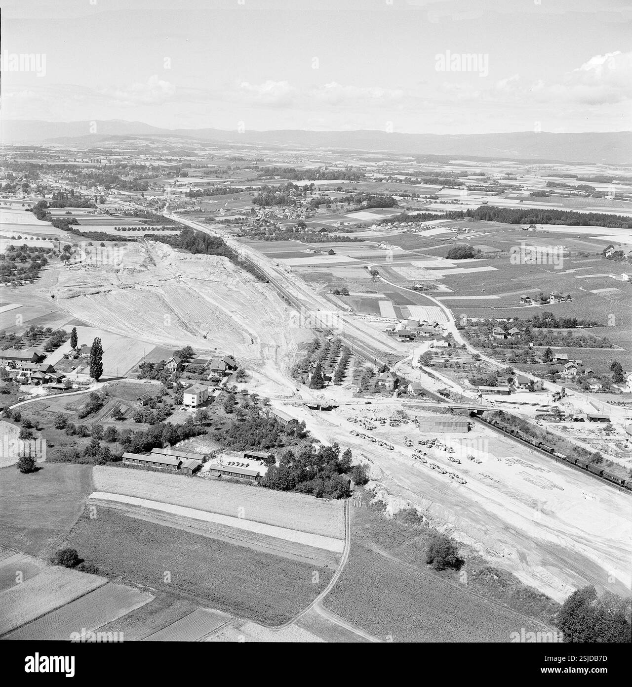 --- Lonay : Güterbahnhof Lonay - Denges im Bau, Luftaufnahme 1963#Lonay : Lonay - Denges Goods Station en construction, photographie aérienne 1963- RDB PAR DUKAS Banque D'Images