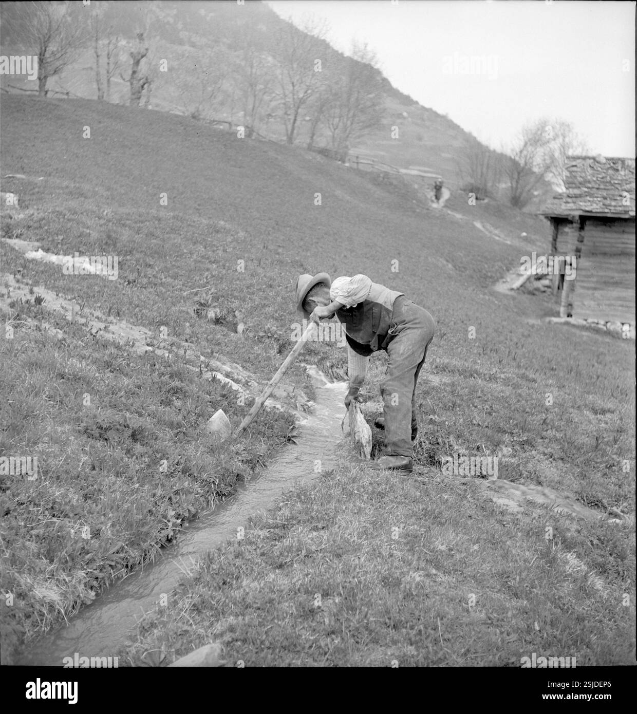 --- Mund VS, der 'Wasserhüter' wartet das künstliche Bewässerungssystem, 1940#Mund VS, gardien des canaux d'irrigation, 1940- RDB DE DUKAS Banque D'Images