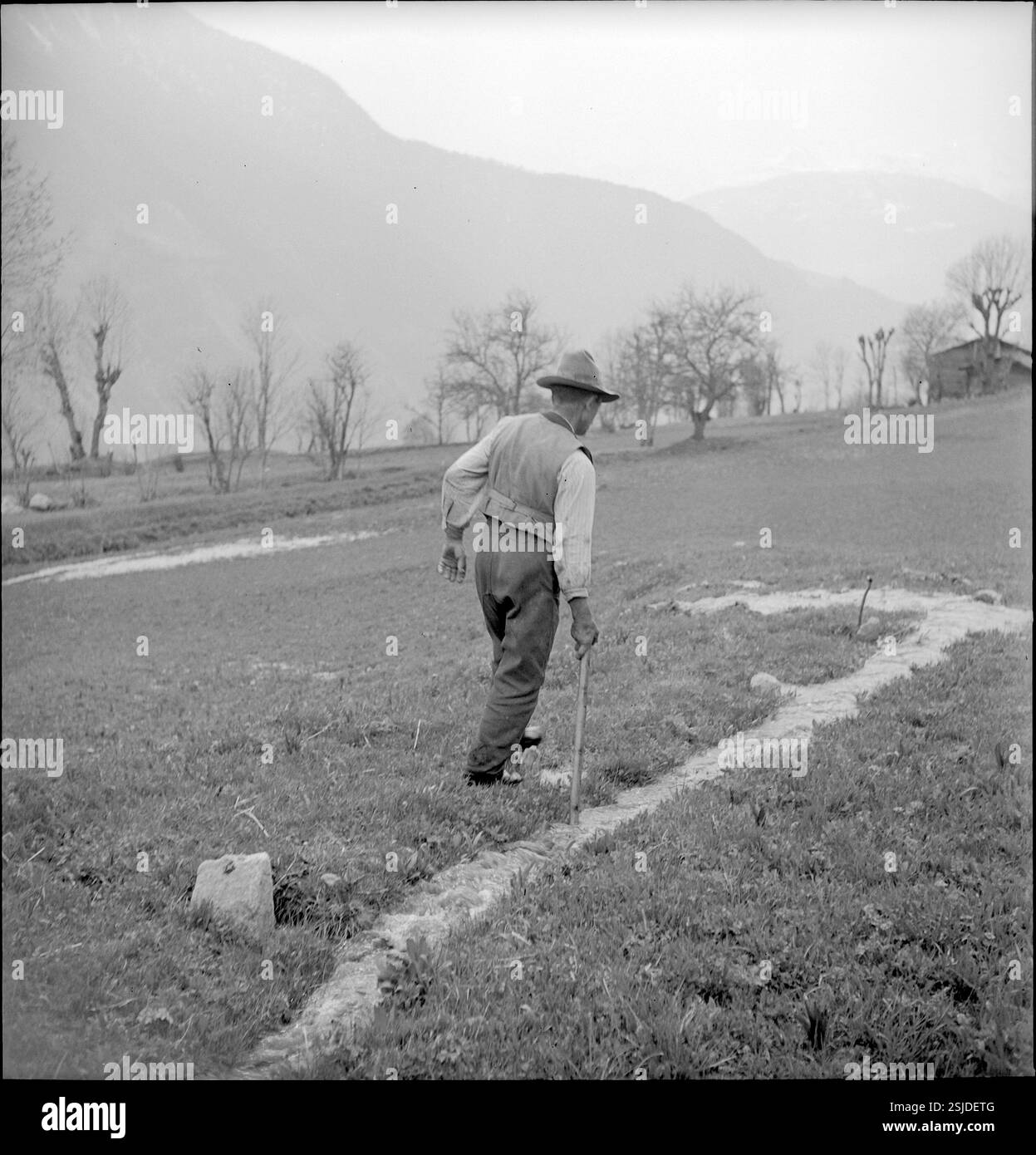 --- Mund VS, der 'Wasserhüter' wartet das künstliche Bewässerungssystem, 1940#Mund VS, gardien des canaux d'irrigation, 1940- RDB DE DUKAS Banque D'Images