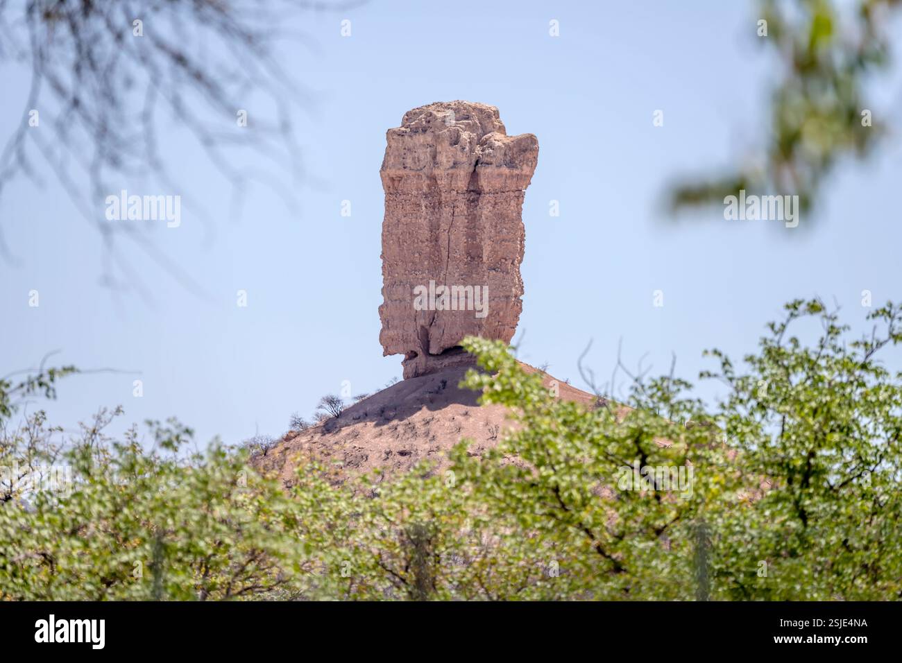 Paysage avec formation rocheuse de Vingerklip dans la campagne désertique, tourné dans la lueur lumineuse de fin de printemps, Namibie, Afrique Banque D'Images