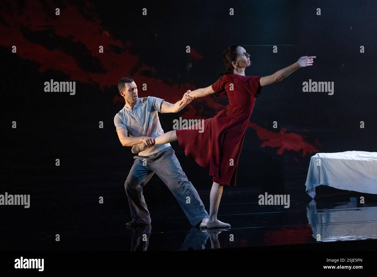 Jonathan Goddard (Theseus), Kristen McNally (Ariadne) in MINOTAUR at the Linbury Theatre, Royal Opera House, Londres WC2 06/02/2025 conception sonore : Eilon Morris scène & costumes design : Antony McDonald éclairage : Chris Wilkinson d'après Jean Kalman chorégraphe : Kim Brandstrup Banque D'Images