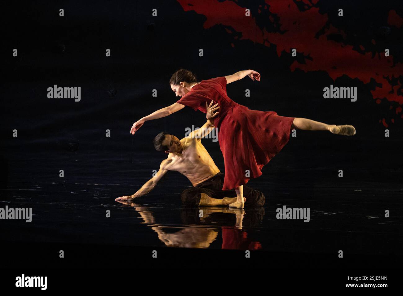 Tommy Franzen (Dionysos), Kristen McNally (Ariadne) dans MINOTAUR au Linbury Theatre, Royal Opera House, Londres WC2 06/02/2025 conception sonore : Eilon Morris scène & costume design : Antony McDonald éclairage : Chris Wilkinson d'après Jean Kalman chorégraphe : Kim Brandstrup Banque D'Images