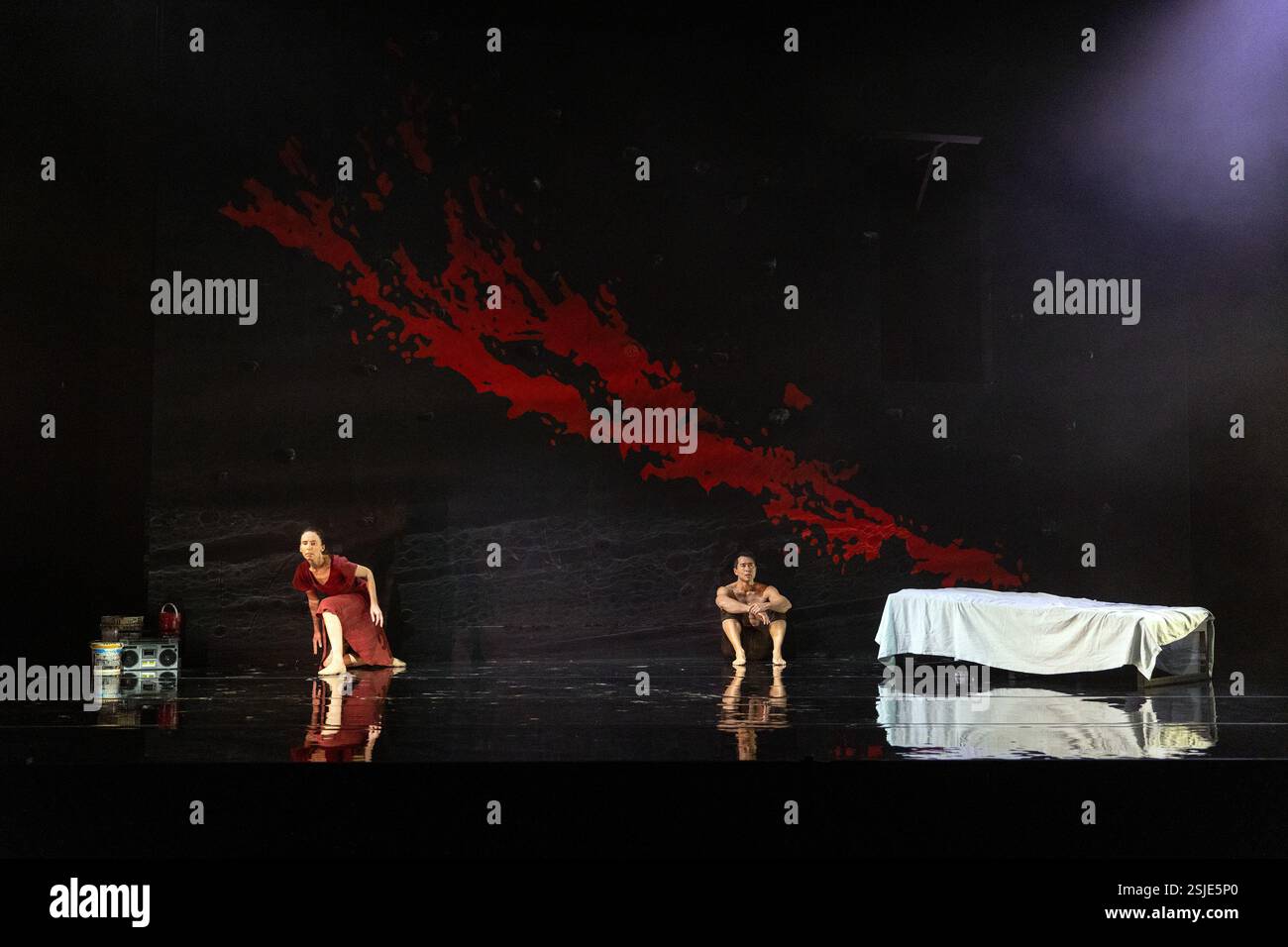 Kristen McNally (Ariadne), Tommy Franzen (Dionysos) in MINOTAUR au Linbury Theatre, Royal Opera House, Londres WC2 06/02/2025 conception sonore : Eilon Morris scène & costumes design : Antony McDonald éclairage : Chris Wilkinson d'après Jean Kalman chorégraphe : Kim Brandstrup Banque D'Images