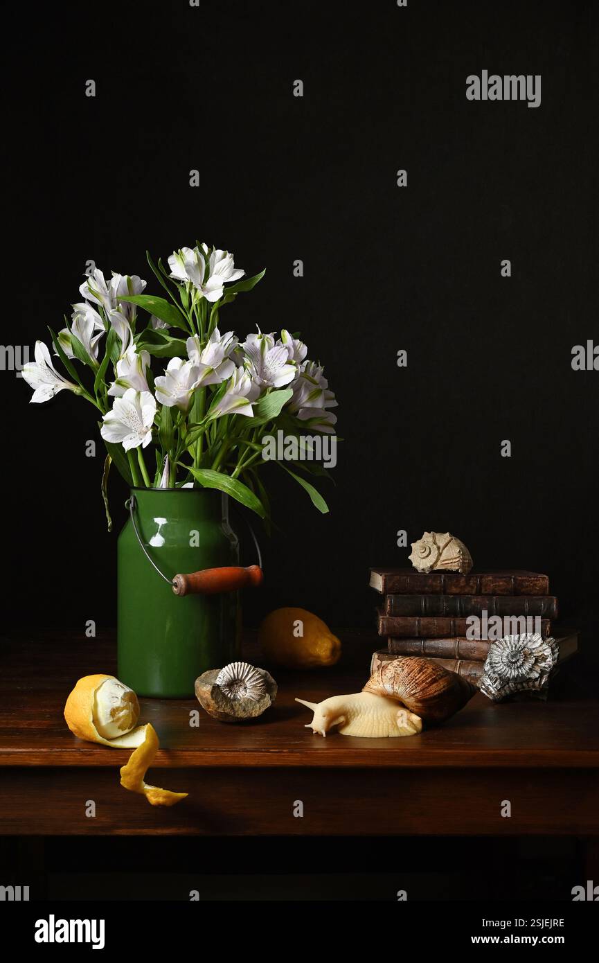 Photo natures mortes dans le style hollandais avec citron et véritable escargot achatina Banque D'Images
