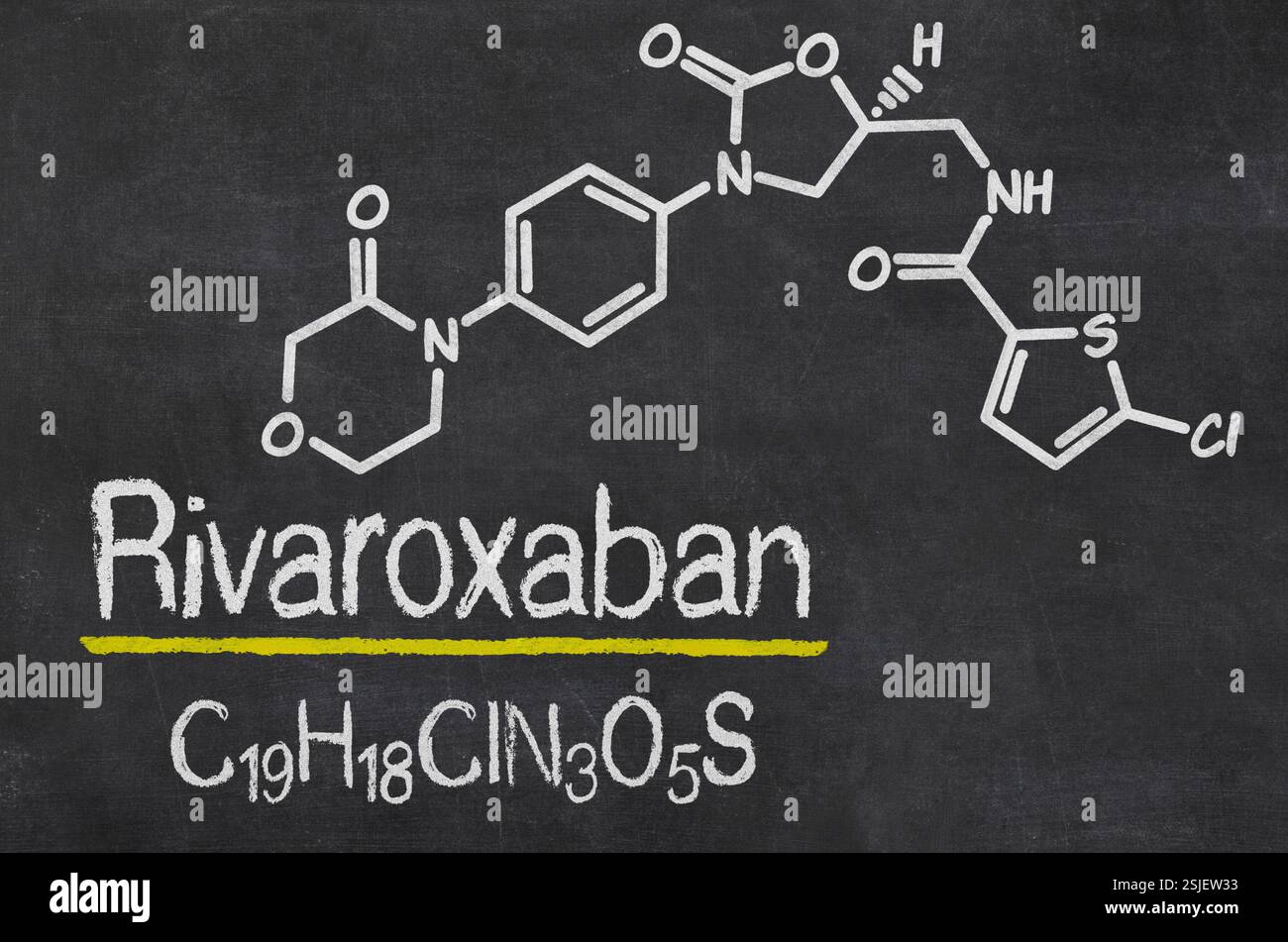 Ardoise avec la formule chimique du rivaroxaban Banque D'Images