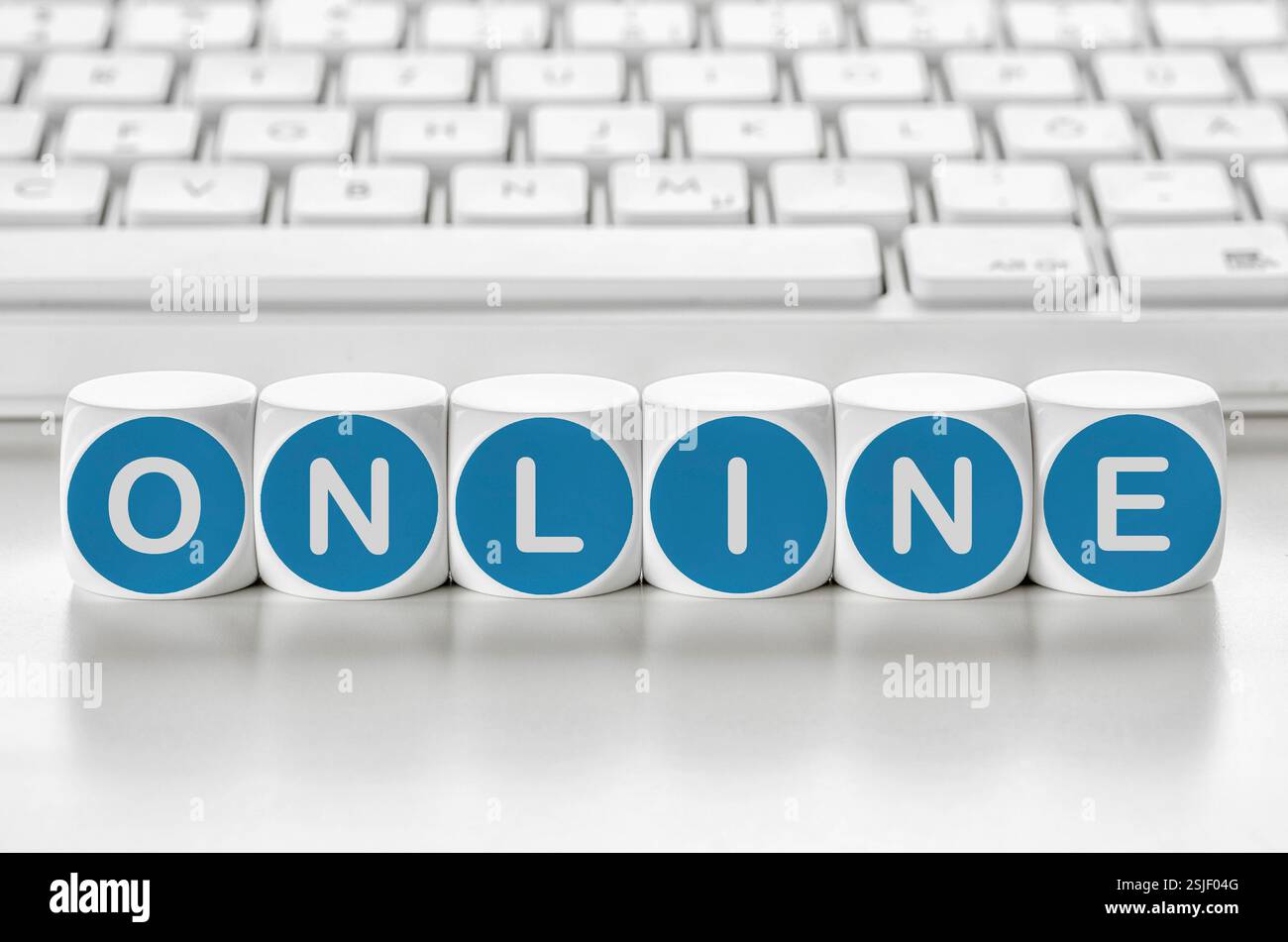 Cubes de lettres devant un clavier - en ligne Banque D'Images