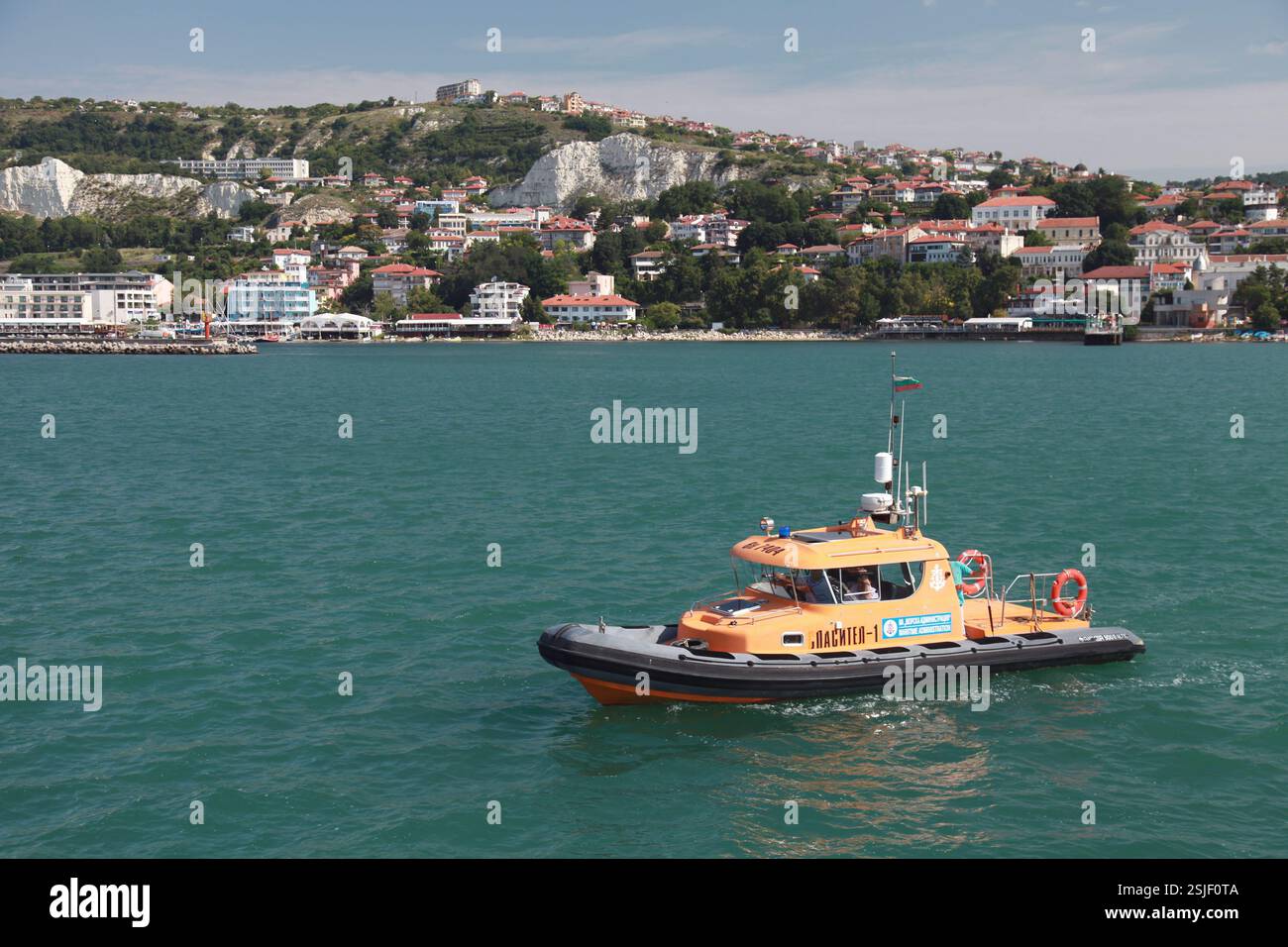 Varna, Bulgarie - 18 juillet 2014 : le bateau de sauvetage orange entre dans le port de Varna Banque D'Images
