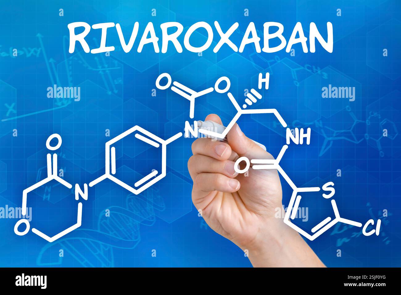 La main avec le crayon dessine la formule structurelle chimique du rivaroxaban Banque D'Images