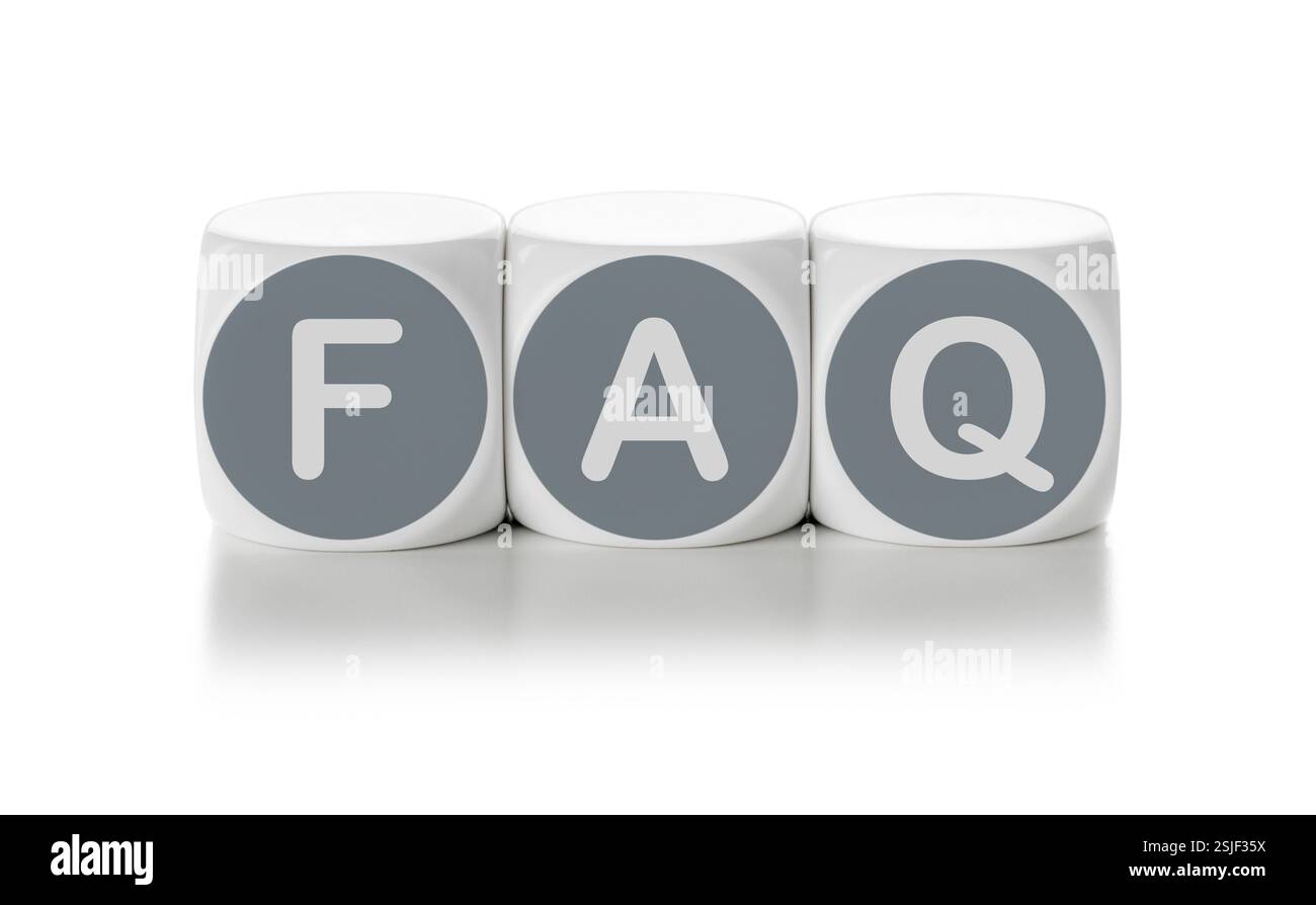 Cubes de lettres sur fond blanc - FAQ Banque D'Images