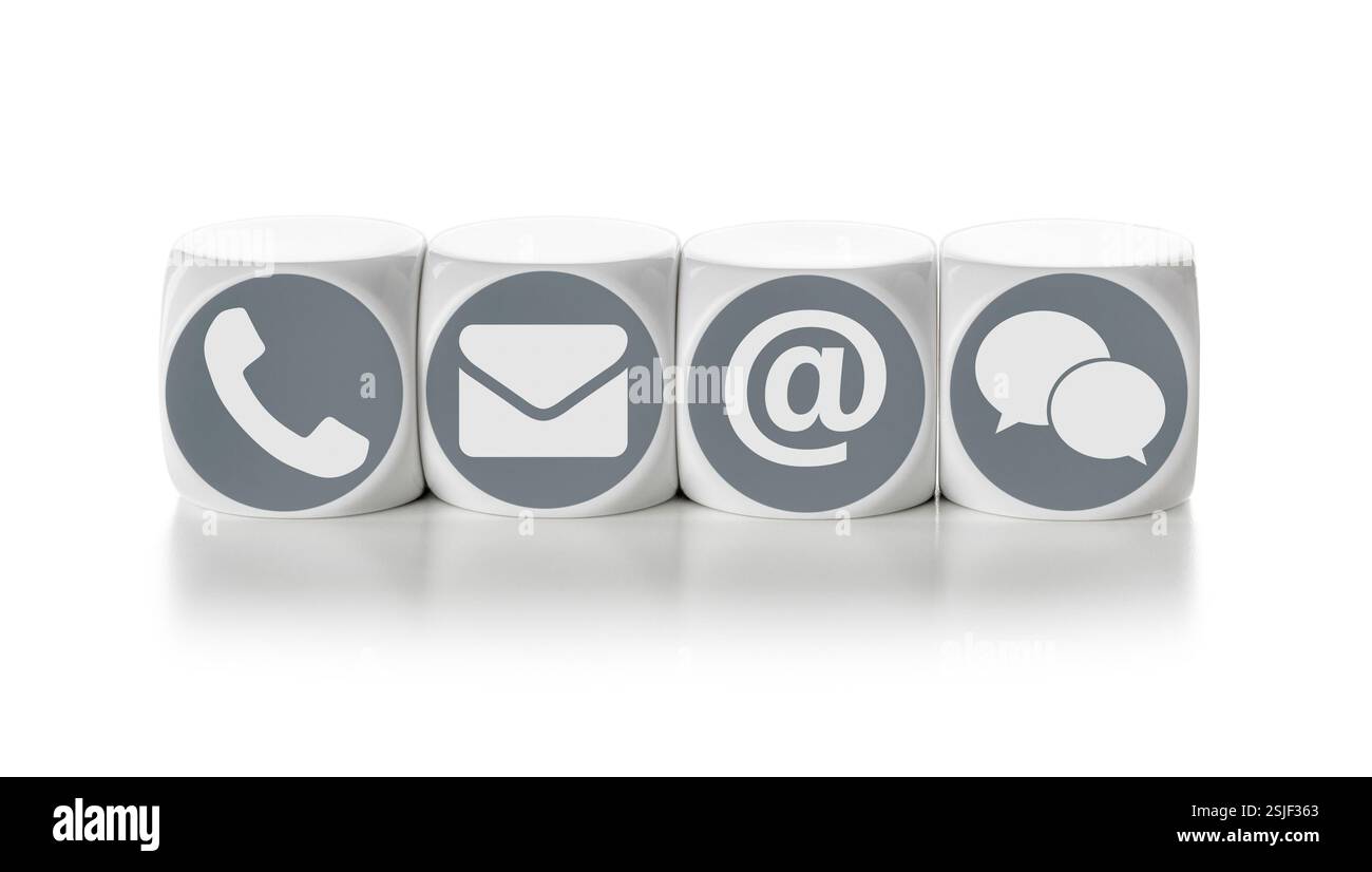 Cube de lettre sur fond blanc - informations de contact Banque D'Images