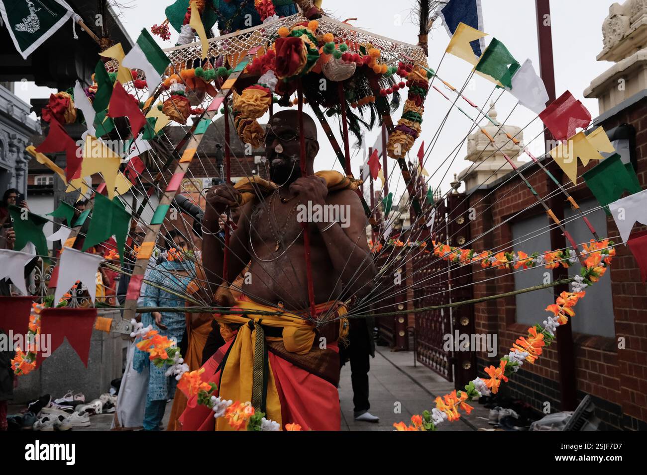 Londres, Royaume-Uni. 11 février 2025. Thaipusalm est célébré au Temple Murugan de l'est de Londres, Manor Park. Principalement les dévots hindous tamouls s'engagent dans un culte rituel et une procession autour du temple. ©Simon King/Alamy Live News Banque D'Images