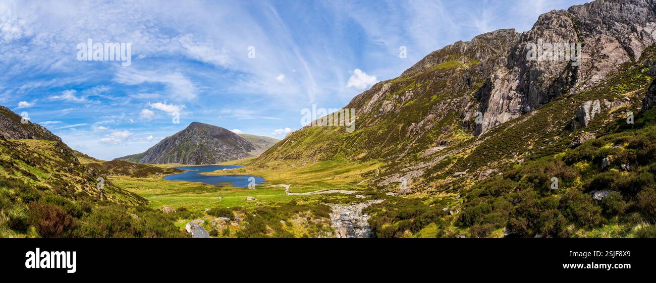 Vue panoramique à couper le souffle du lac Llyn Idwal depuis le sommet de la chaîne de montagnes Glyderau dans le légendaire Cwm Idwal sculpté sur glace de North Eryri (Snowdonia) Banque D'Images