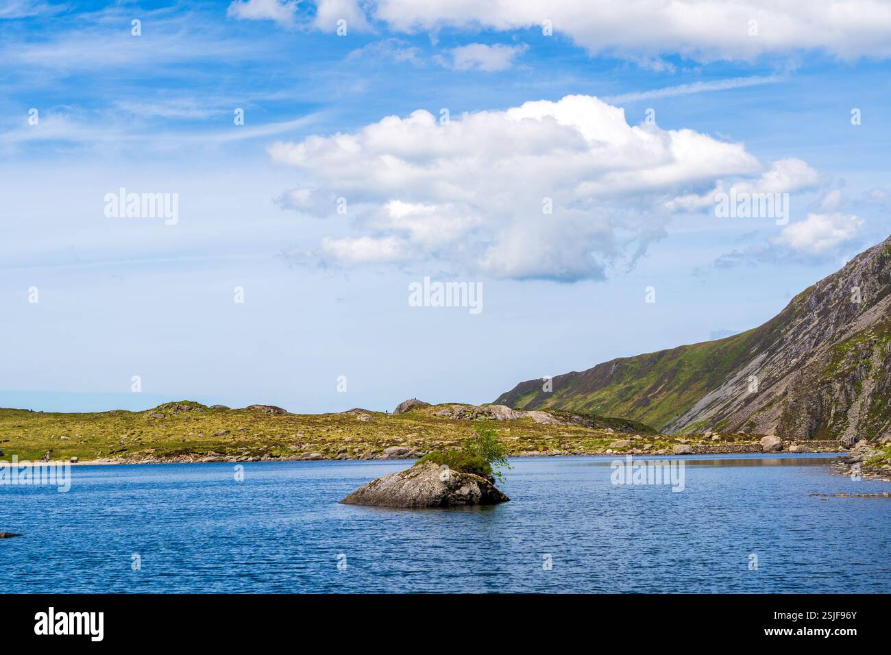 Vue imprenable sur le lac Llyn Idwal dans la chaîne de montagnes Glyderau dans le légendaire Cwm Idwal sculpté sur glace de North Eryri (Snowdonia) Banque D'Images