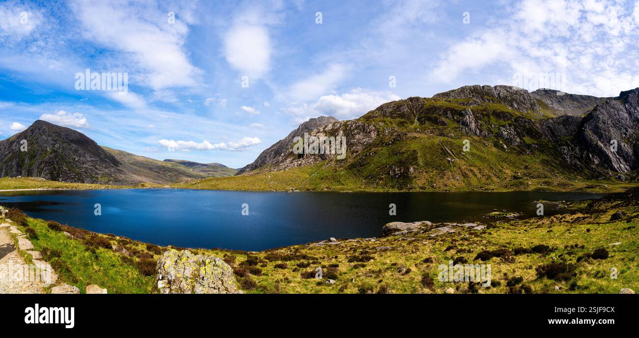 Vue panoramique à couper le souffle du lac Llyn Idwal depuis un chemin sur la chaîne de montagnes Glyderau dans le Cwm Idwal sculpté sur glace de North Eryri (Snowdonia) Banque D'Images