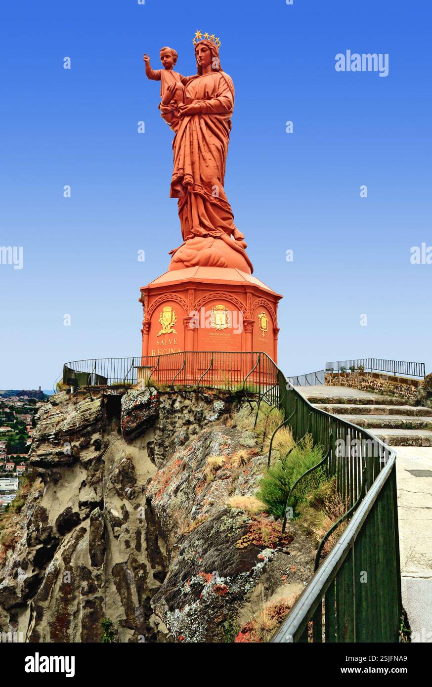 Statue de notre Dame de France dans le Puy en Velay. Banque D'Images