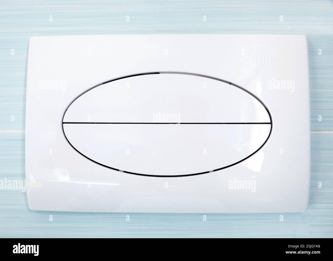 Rinçage avec boutons en plastique moderne capacité à économiser l'eau Banque D'Images