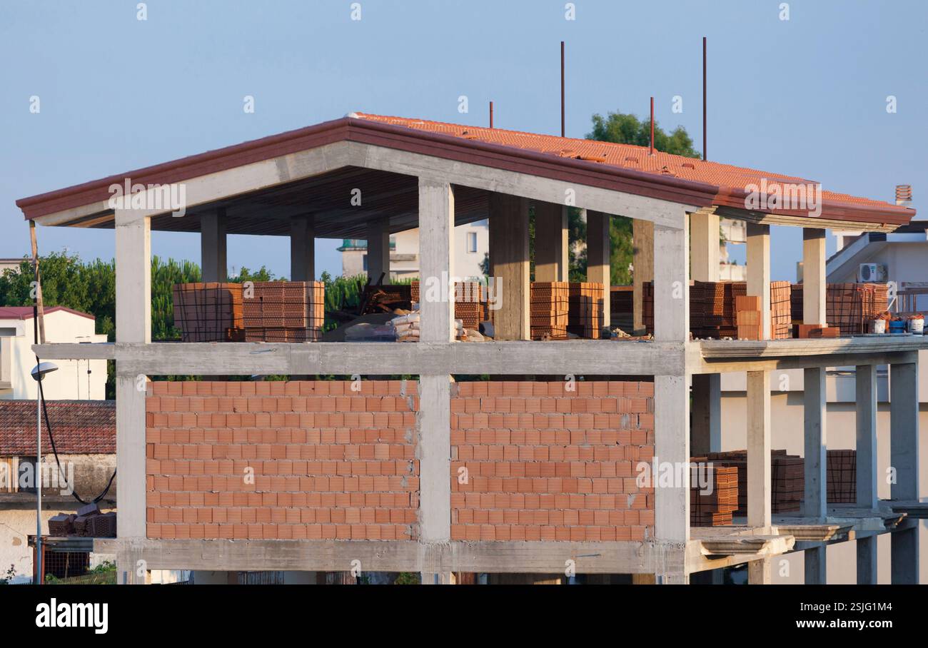 Chambre en vertu de l'immeuble avec des briques creuses faites en béton armé. Banque D'Images