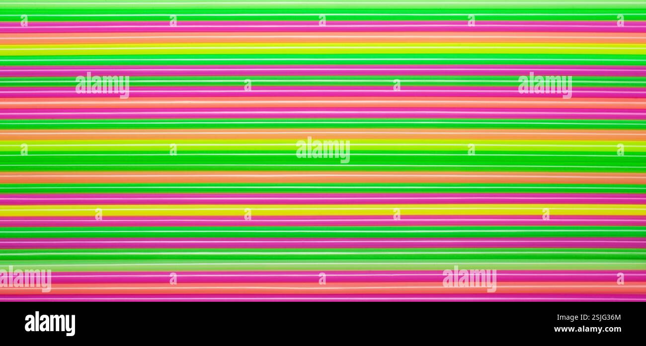 Des pailles en plastique de couleur ou de tubes avec bleu, orange, rose, jaune et verte. Résumé fond. Banque D'Images