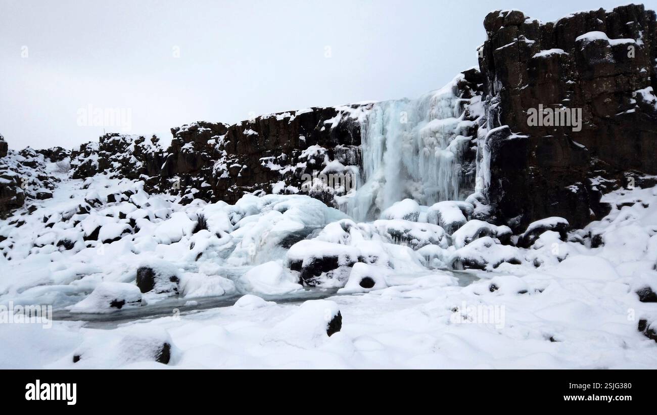 Vue sur la cascade de Gullfoss dans le canyon de la rivière Hvita pendant la neige hivernale en Islande. Banque D'Images