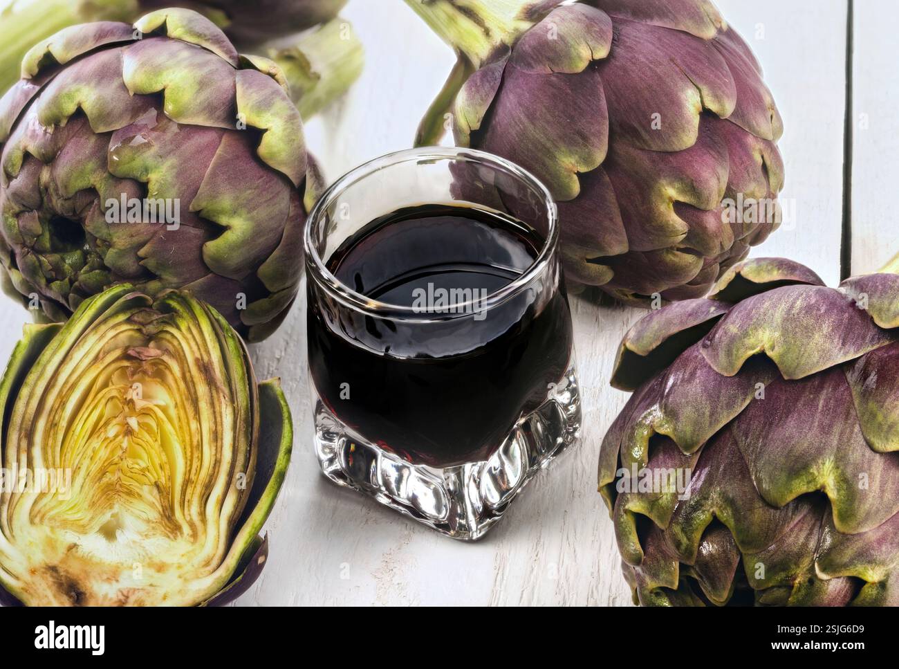 Boisson alcoolisée à l'extrait d'artichaut sur table en bois. Banque D'Images