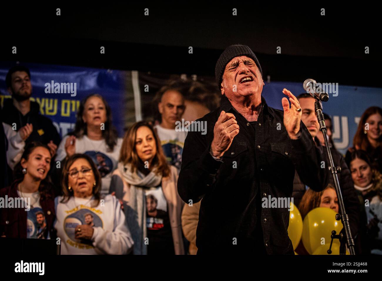 Le chanteur israélien David Broza préforme lors d’un rassemblement marquant le 24e anniversaire d’Alon Ohel, qui est retenu en otage par le Hamas sur la place des otages. Le Hamas prévoit de reporter la prochaine libération prévue de trois otages ce samedi. Le président AMÉRICAIN Donald Trump a déclaré que si le Hamas ne libère pas tous les otages restants de Gaza d'ici samedi midi, Israël devrait annuler le cessez-le-feu et «laisser l'enfer éclater». Banque D'Images Le chanteur israélien David Broza préforme lors d’un rassemblement marquant le 24e anniversaire d’Alon Ohel, qui est retenu en otage par le Hamas sur la place des otages. Le Hamas prévoit de reporter la prochaine libération prévue de trois otages ce samedi. Le président AMÉRICAIN Donald Trump a déclaré que si le Hamas ne libère pas tous les otages restants de Gaza d'ici samedi midi, Israël devrait annuler le cessez-le-feu et «laisser l'enfer éclater». Banque D'Images