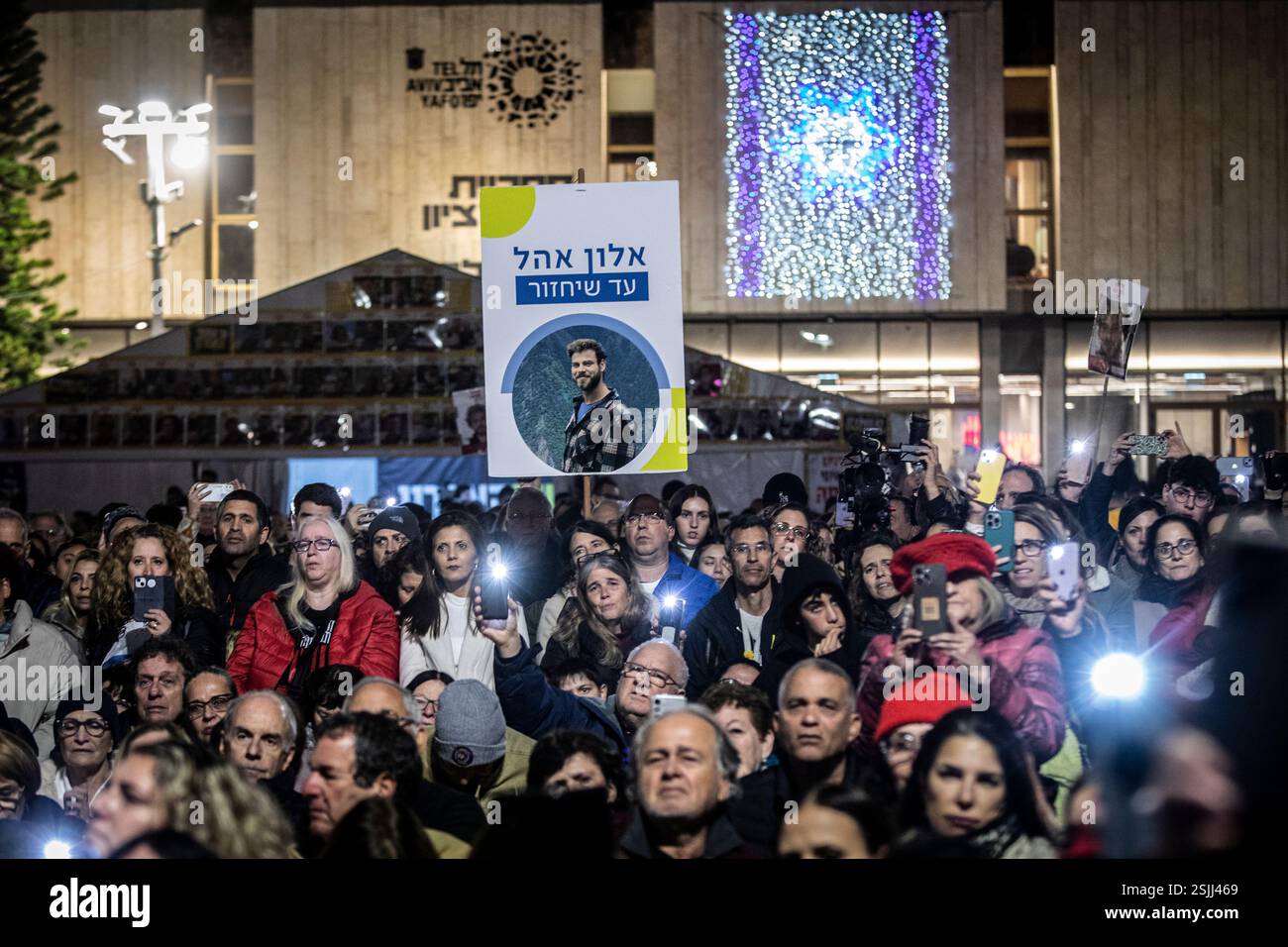 Des Israéliens tiennent une pancarte avec une photo d'Alon Ohel lors d'un rassemblement marquant son 24e anniversaire (Ohel est retenu en otage par le Hamas à Gaza ) sur la place des otages. Le Hamas prévoit de reporter la prochaine libération prévue de trois otages ce samedi. Le président AMÉRICAIN Donald Trump a déclaré que si le Hamas ne libère pas tous les otages restants de Gaza d'ici samedi midi, Israël devrait annuler le cessez-le-feu et «laisser l'enfer éclater». Banque D'Images Des Israéliens tiennent une pancarte avec une photo d'Alon Ohel lors d'un rassemblement marquant son 24e anniversaire (Ohel est retenu en otage par le Hamas à Gaza ) sur la place des otages. Le Hamas prévoit de reporter la prochaine libération prévue de trois otages ce samedi. Le président AMÉRICAIN Donald Trump a déclaré que si le Hamas ne libère pas tous les otages restants de Gaza d'ici samedi midi, Israël devrait annuler le cessez-le-feu et «laisser l'enfer éclater». Banque D'Images