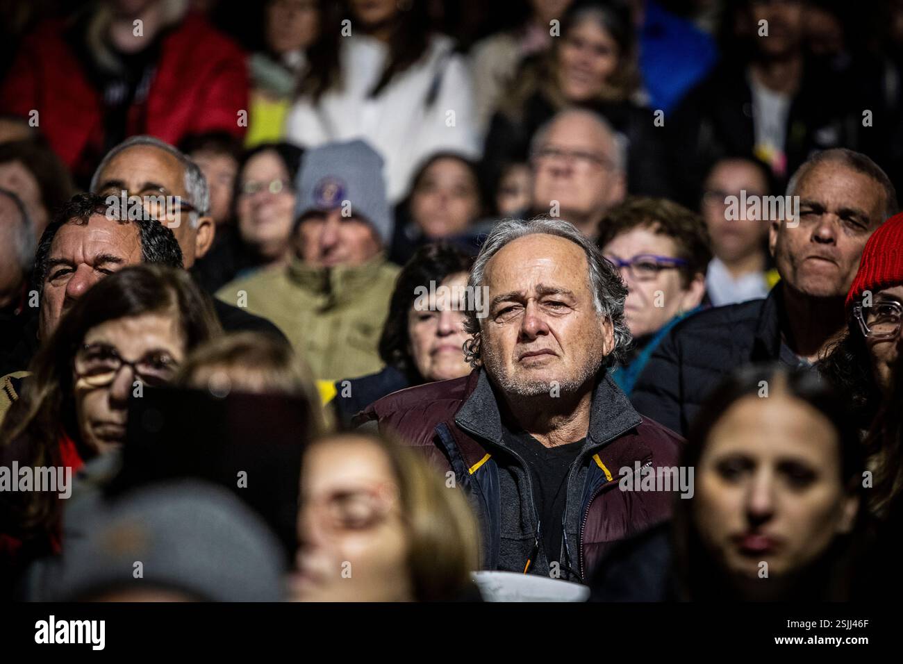 Les Israéliens réagissent lors d’un rassemblement marquant le 24e anniversaire d’Alon Ohel, qui est retenu en otage par le Hamas sur la place des otages. Le Hamas prévoit de reporter la prochaine libération prévue de trois otages ce samedi. Le président AMÉRICAIN Donald Trump a déclaré que si le Hamas ne libère pas tous les otages restants de Gaza d'ici samedi midi, Israël devrait annuler le cessez-le-feu et «laisser l'enfer éclater». Banque D'Images Les Israéliens réagissent lors d’un rassemblement marquant le 24e anniversaire d’Alon Ohel, qui est retenu en otage par le Hamas sur la place des otages. Le Hamas prévoit de reporter la prochaine libération prévue de trois otages ce samedi. Le président AMÉRICAIN Donald Trump a déclaré que si le Hamas ne libère pas tous les otages restants de Gaza d'ici samedi midi, Israël devrait annuler le cessez-le-feu et «laisser l'enfer éclater». Banque D'Images