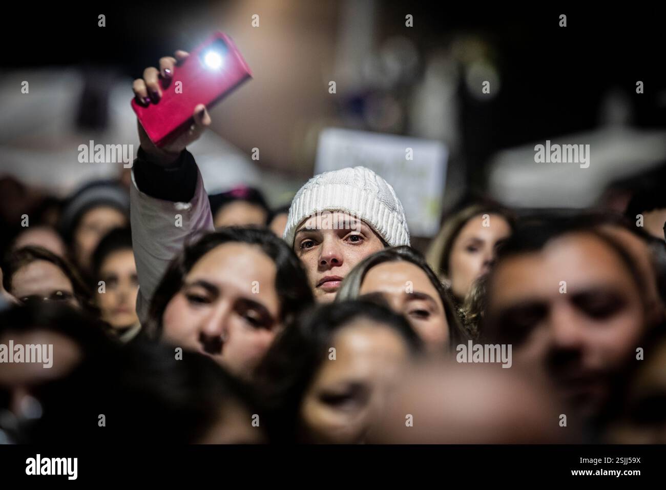 Une israélienne tient son téléphone portable lors d'un rassemblement marquant le 24e anniversaire d'Alon Ohel, qui est retenu en otage par le Hamas sur la place des otages. Le Hamas prévoit de reporter la prochaine libération prévue de trois otages ce samedi. Le président AMÉRICAIN Donald Trump a déclaré que si le Hamas ne libère pas tous les otages restants de Gaza d'ici samedi midi, Israël devrait annuler le cessez-le-feu et «laisser l'enfer éclater». Banque D'Images Une israélienne tient son téléphone portable lors d'un rassemblement marquant le 24e anniversaire d'Alon Ohel, qui est retenu en otage par le Hamas sur la place des otages. Le Hamas prévoit de reporter la prochaine libération prévue de trois otages ce samedi. Le président AMÉRICAIN Donald Trump a déclaré que si le Hamas ne libère pas tous les otages restants de Gaza d'ici samedi midi, Israël devrait annuler le cessez-le-feu et «laisser l'enfer éclater». Banque D'Images