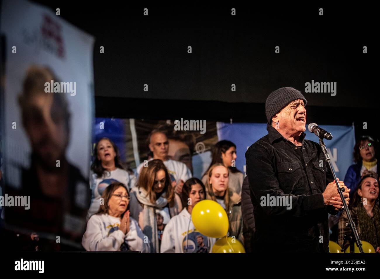 Le chanteur israélien David Broza préforme lors d’un rassemblement marquant le 24e anniversaire d’Alon Ohel, qui est retenu en otage par le Hamas sur la place des otages. Le Hamas prévoit de reporter la prochaine libération prévue de trois otages ce samedi. Le président AMÉRICAIN Donald Trump a déclaré que si le Hamas ne libère pas tous les otages restants de Gaza d'ici samedi midi, Israël devrait annuler le cessez-le-feu et «laisser l'enfer éclater». Banque D'Images Le chanteur israélien David Broza préforme lors d’un rassemblement marquant le 24e anniversaire d’Alon Ohel, qui est retenu en otage par le Hamas sur la place des otages. Le Hamas prévoit de reporter la prochaine libération prévue de trois otages ce samedi. Le président AMÉRICAIN Donald Trump a déclaré que si le Hamas ne libère pas tous les otages restants de Gaza d'ici samedi midi, Israël devrait annuler le cessez-le-feu et «laisser l'enfer éclater». Banque D'Images