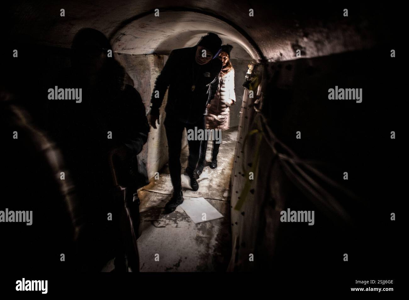 Les Israéliens traversent une maquette d'un tunnel de Hama lors d'un rassemblement marquant le 24e anniversaire d'Alon Ohel, qui est retenu en otage par le Hamas sur la place des otages. Le Hamas prévoit de reporter la prochaine libération prévue de trois otages ce samedi. Le président AMÉRICAIN Donald Trump a déclaré que si le Hamas ne libère pas tous les otages restants de Gaza d'ici samedi midi, Israël devrait annuler le cessez-le-feu et «laisser l'enfer éclater». Banque D'Images Les Israéliens traversent une maquette d'un tunnel de Hama lors d'un rassemblement marquant le 24e anniversaire d'Alon Ohel, qui est retenu en otage par le Hamas sur la place des otages. Le Hamas prévoit de reporter la prochaine libération prévue de trois otages ce samedi. Le président AMÉRICAIN Donald Trump a déclaré que si le Hamas ne libère pas tous les otages restants de Gaza d'ici samedi midi, Israël devrait annuler le cessez-le-feu et «laisser l'enfer éclater». Banque D'Images