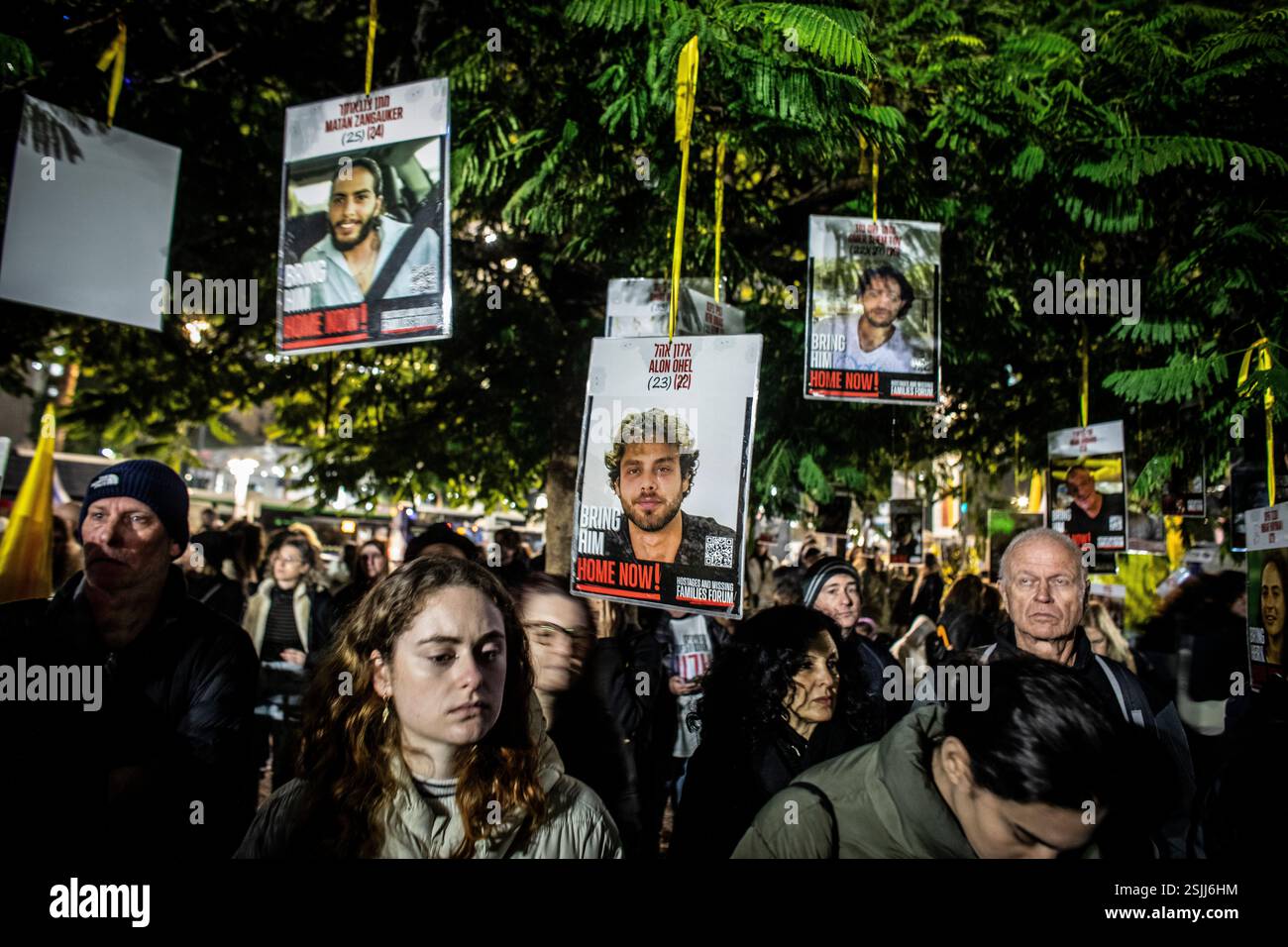 Des Israéliens se tiennent sous des pancartes avec des photos d'otages lors d'un rassemblement marquant le 24e anniversaire d'Alon Ohel, qui est retenu en otage par le Hamas sur la place des otages. Le Hamas prévoit de reporter la prochaine libération prévue de trois otages ce samedi. Le président AMÉRICAIN Donald Trump a déclaré que si le Hamas ne libère pas tous les otages restants de Gaza d'ici samedi midi, Israël devrait annuler le cessez-le-feu et «laisser l'enfer éclater». Banque D'Images Des Israéliens se tiennent sous des pancartes avec des photos d'otages lors d'un rassemblement marquant le 24e anniversaire d'Alon Ohel, qui est retenu en otage par le Hamas sur la place des otages. Le Hamas prévoit de reporter la prochaine libération prévue de trois otages ce samedi. Le président AMÉRICAIN Donald Trump a déclaré que si le Hamas ne libère pas tous les otages restants de Gaza d'ici samedi midi, Israël devrait annuler le cessez-le-feu et «laisser l'enfer éclater». Banque D'Images
