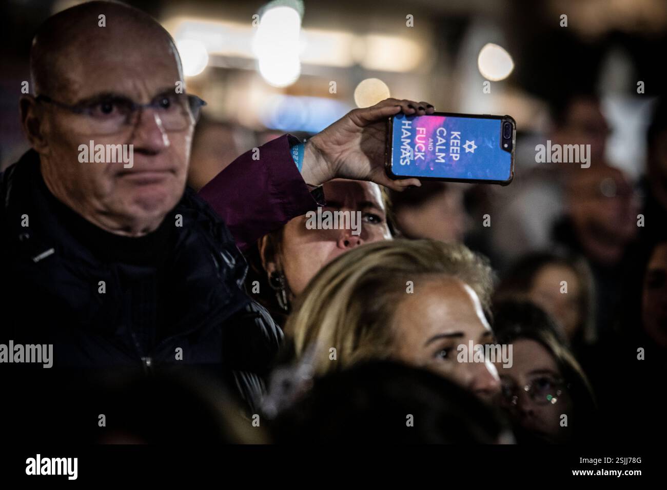 Une israélienne tient son téléphone portable lors d'un rassemblement marquant le 24e anniversaire d'Alon Ohel, qui est retenu en otage par le Hamas à Gaza sur la place des otages à tel Aviv lundi 10 février 2025. Le Hamas a averti lundi qu'il reporterait la prochaine libération prévue de trois otages samedi, le président américain Donald Trump a déclaré que si le Hamas ne libère pas tous les otages restants de Gaza d'ici samedi midi, Israël devrait annuler le cessez-le-feu et «laisser l'enfer éclater». Photo par Eyal Warshavsky. Banque D'Images Une israélienne tient son téléphone portable lors d'un rassemblement marquant le 24e anniversaire d'Alon Ohel, qui est retenu en otage par le Hamas à Gaza sur la place des otages à tel Aviv lundi 10 février 2025. Le Hamas a averti lundi qu'il reporterait la prochaine libération prévue de trois otages samedi, le président américain Donald Trump a déclaré que si le Hamas ne libère pas tous les otages restants de Gaza d'ici samedi midi, Israël devrait annuler le cessez-le-feu et «laisser l'enfer éclater». Photo par Eyal Warshavsky. Banque D'Images