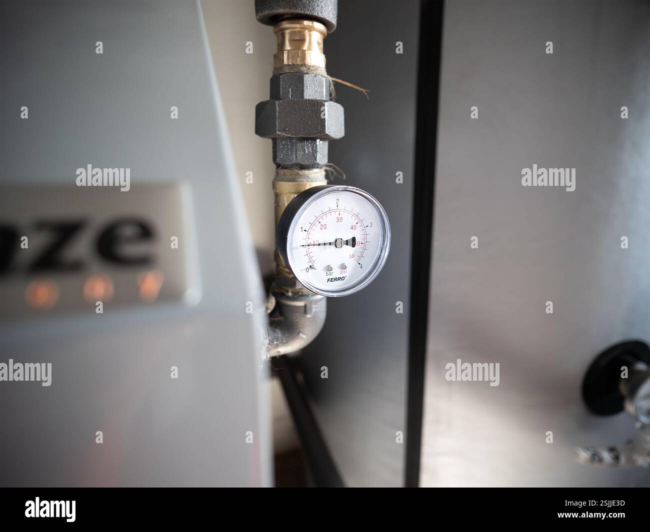 HAVIROV, TCHÉQUIE - 21 OCTOBRE 2023 : manomètre ferro mesurant la pression dans les tuyaux de chaudière à eau chaude Banque D'Images