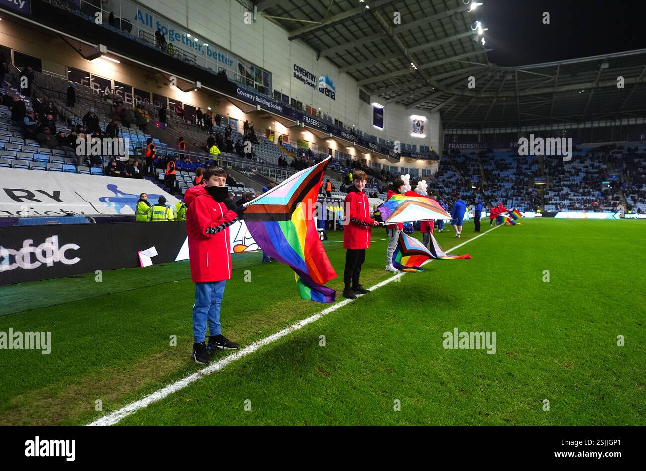 Les porteurs de drapeau brandissent le drapeau LGBTQ avant le match du Sky Bet Championship à Coventry Building Society Arena, Coventry. Date de la photo : mardi 11 février 2025. Banque D'Images