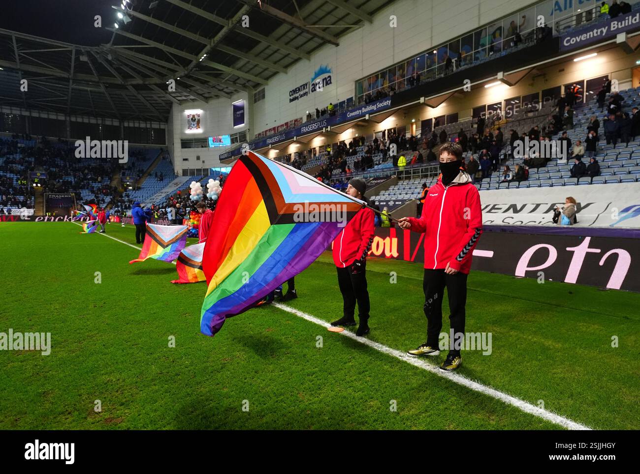 Les porteurs de drapeau brandissent le drapeau LGBTQ avant le match du Sky Bet Championship à Coventry Building Society Arena, Coventry. Date de la photo : mardi 11 février 2025. Banque D'Images