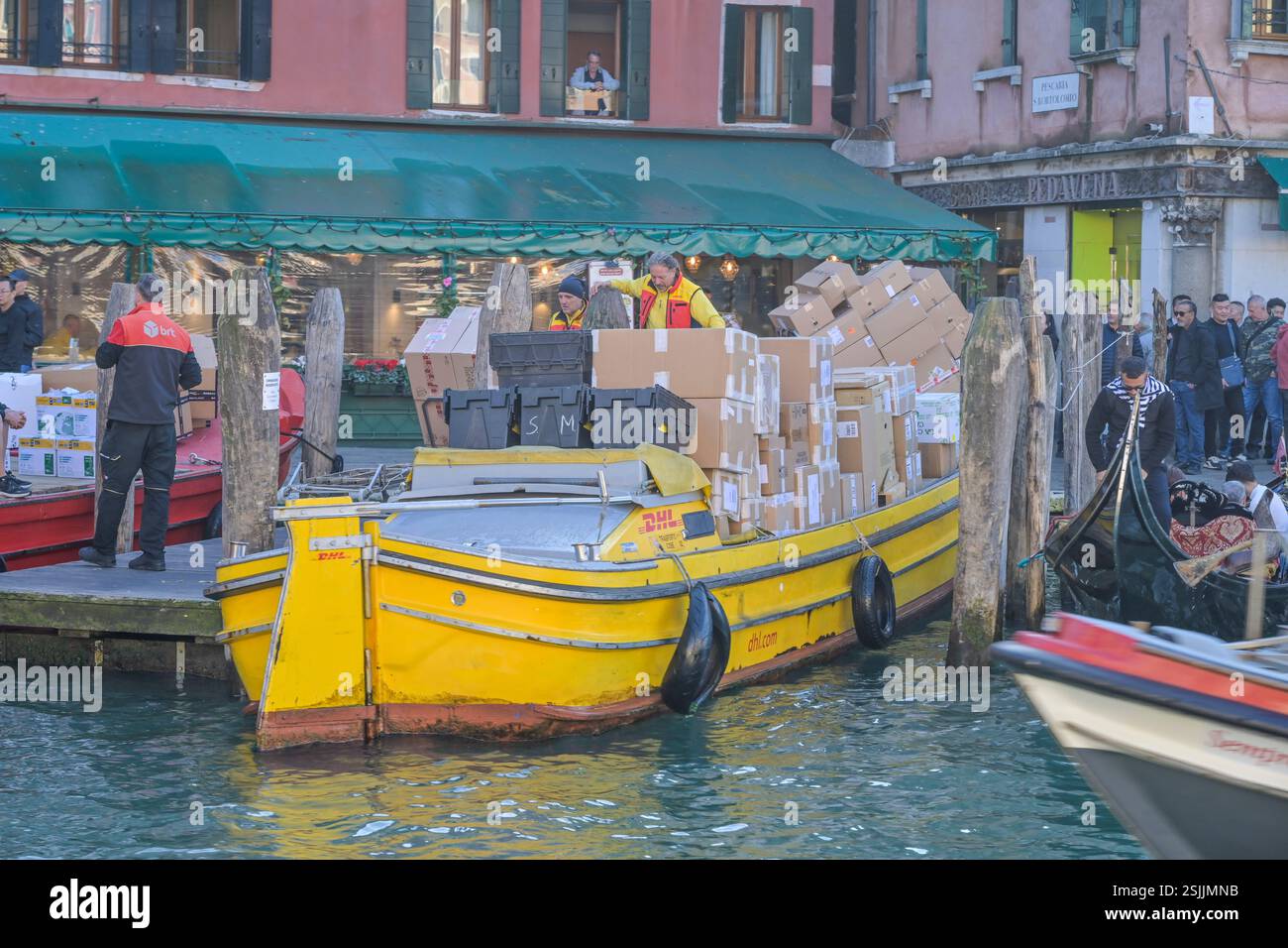 Boot der DHL liefert Pakete, canal Grande, Venedig, Venetien, Italien Banque D'Images