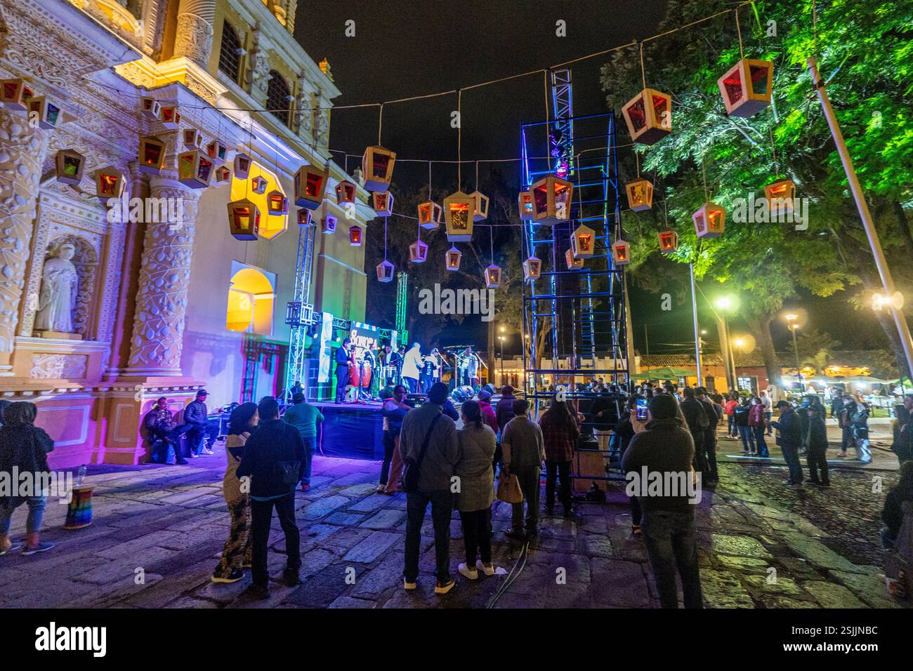 Concert de musique gratuit devant le couvent-église Nustra Señora de la Merced à Antigua Guatemala Banque D'Images
