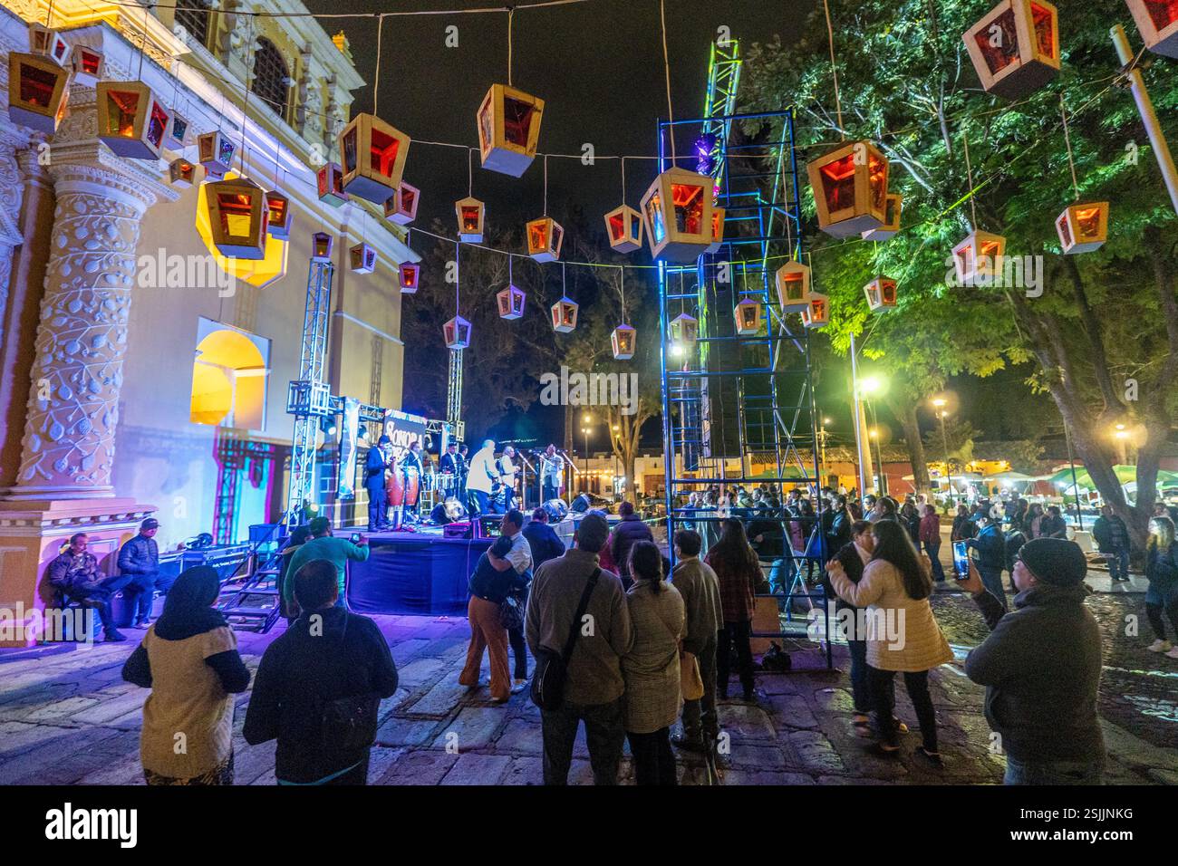 Concert de musique gratuit devant le couvent-église Nustra Señora de la Merced à Antigua Guatemala Banque D'Images