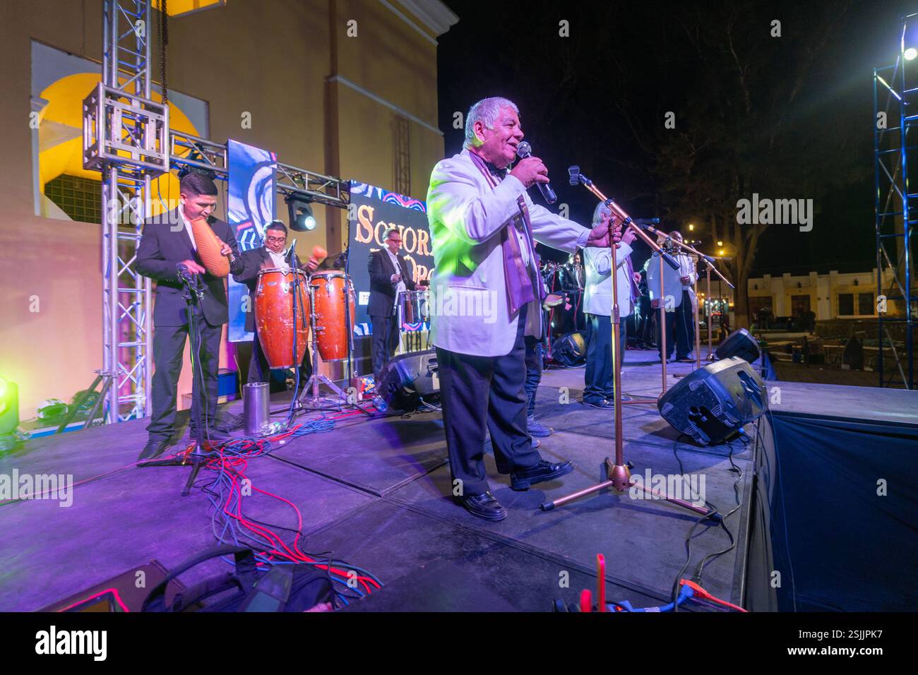 Concert de musique gratuit devant le couvent-église Nustra Señora de la Merced à Antigua Guatemala Banque D'Images