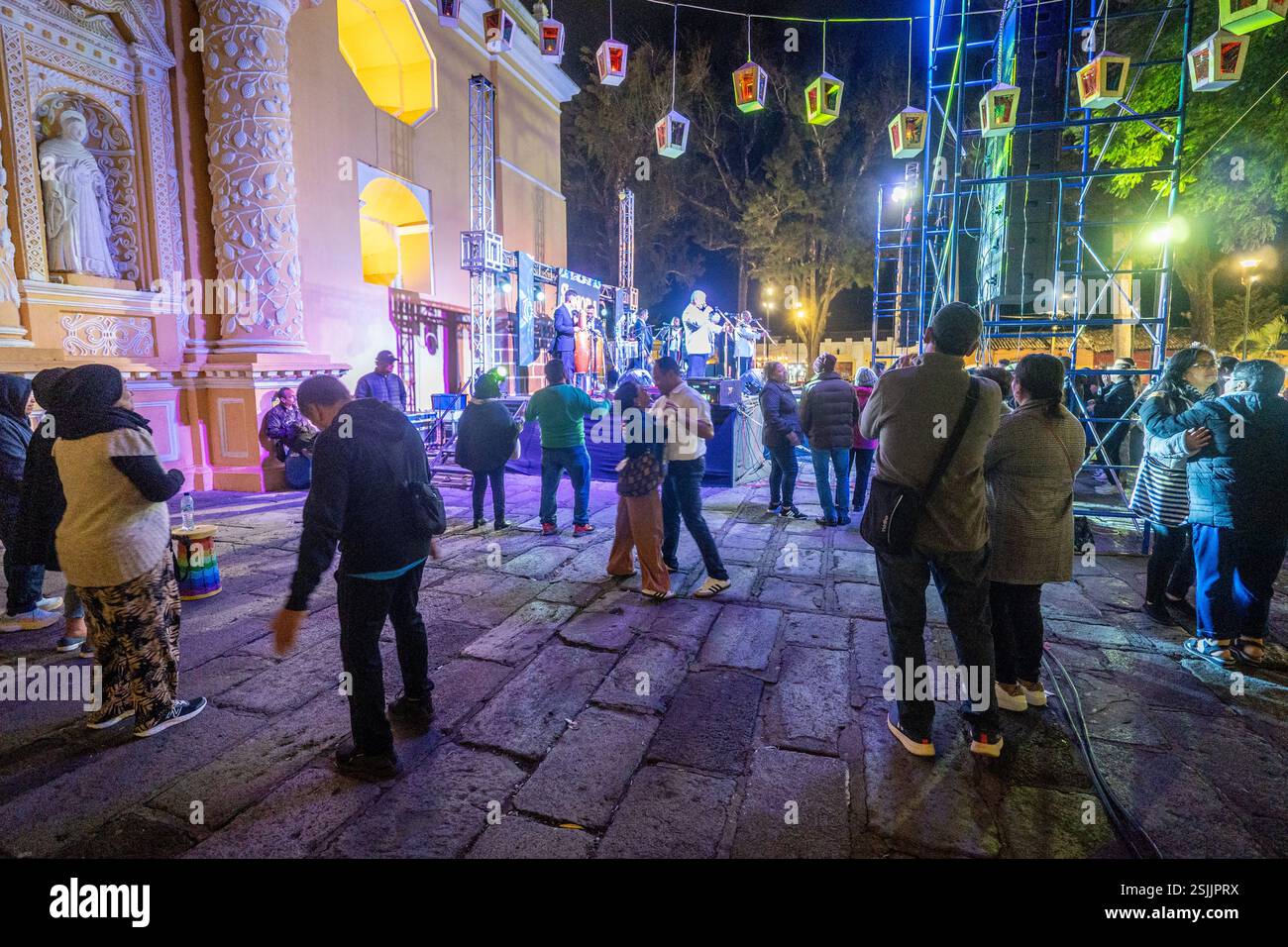 Concert de musique gratuit devant le couvent-église Nustra Señora de la Merced à Antigua Guatemala Banque D'Images