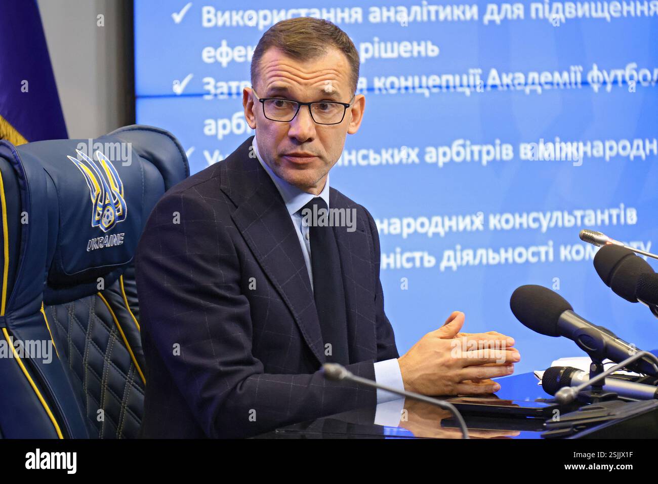 Non exclusif : KIEV, UKRAINE - 11 FÉVRIER 2025 - le président de l'Association ukrainienne de football Andriy Shevtchenko tient une conférence de presse au Banque D'Images