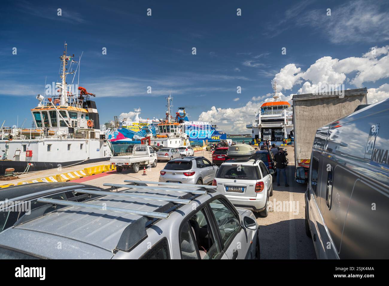 Voitures, ferry dans le port de Livourne, Toscane, Italie Banque D'Images