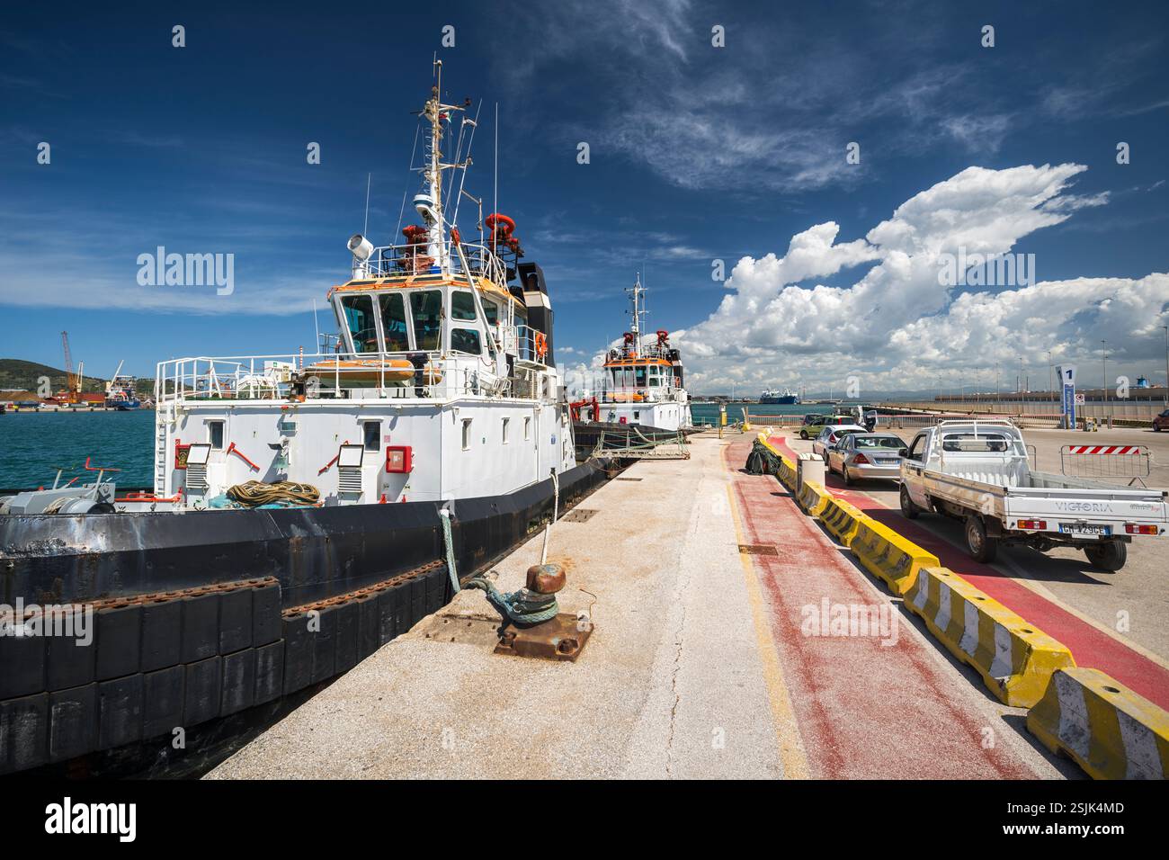 Remorqueur dans le port de Livourne, Toscane, Italie Banque D'Images