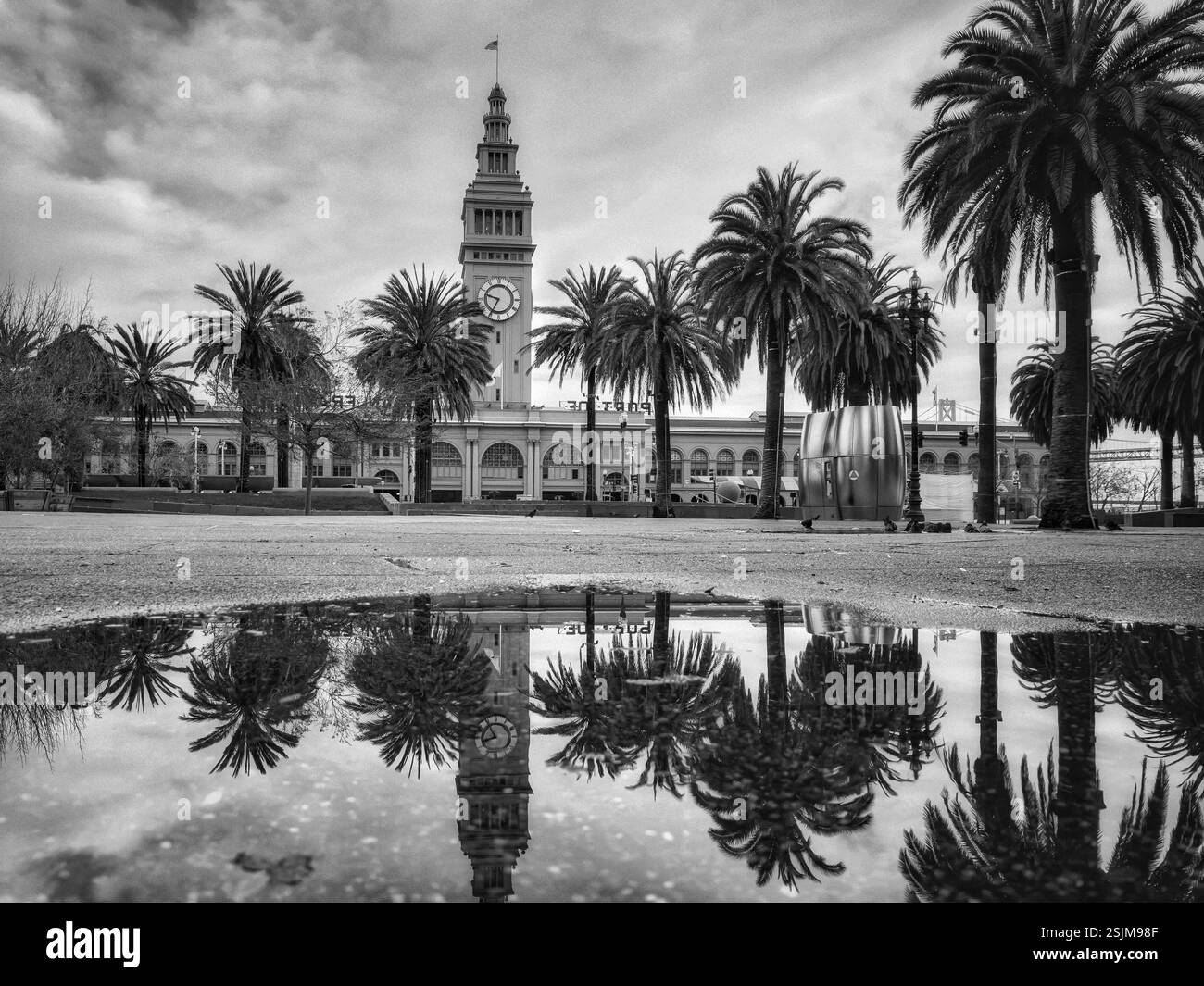 Structure emblématique de San Francisco, le Ferry Building, après une tempête hivernale. Banque D'Images