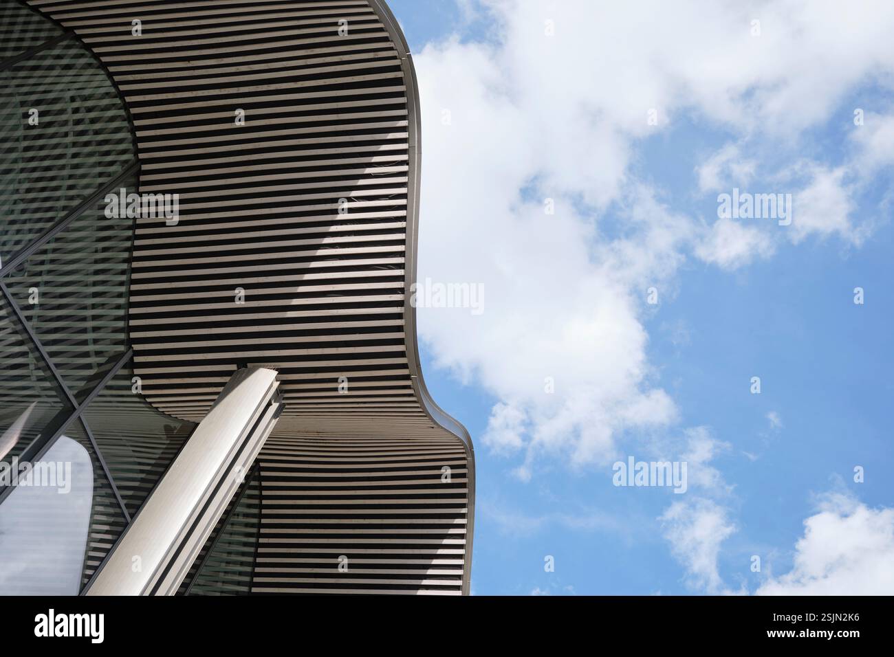 Vue détaillée du toit ondulé de forme libre du stade sportif 'UCPA Sport Station Grand Reims' à Reims - Banque D'Images