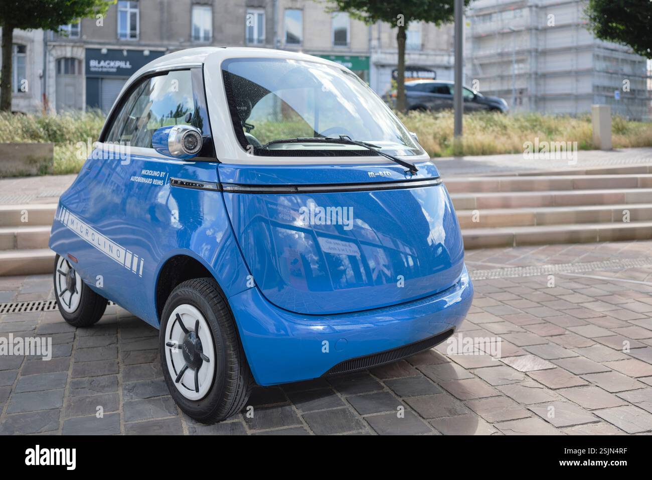 Un Microlino exposé devant le stade sportif 'UCPA Sport Station Grand Reims' à Reims - Grand est, Département de la Marne, France Banque D'Images