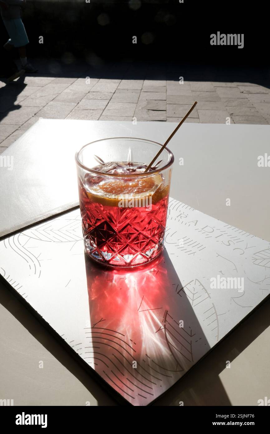 Campari, boisson, apéritif, cocktail, verre, boisson, alcool, sundowner, soleil, lumière, menu boissons, menu Banque D'Images