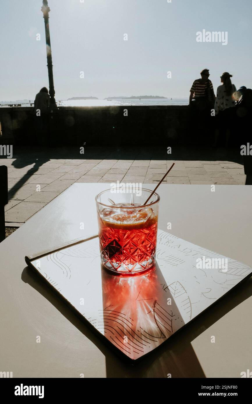 Campari, boisson, apéritif, cocktail, verre, boisson, alcool, sundowner, soleil, lumière, menu boissons, menu Banque D'Images